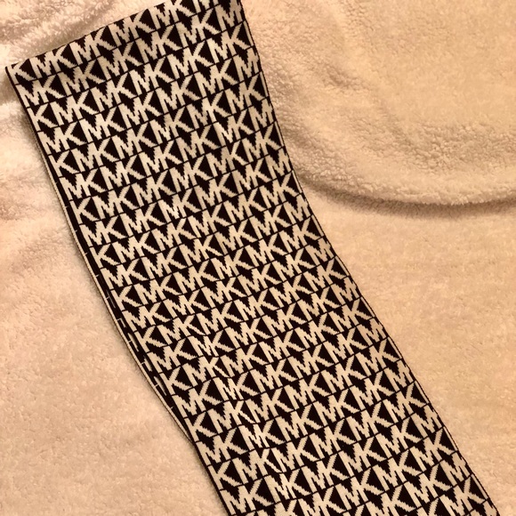 Michael Kors scarf - Picture 1 of 2